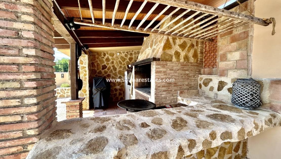 5 Zimmer Villa zu verkaufen in La Zenia mit Pool - 840.000 € (Ref: 9941263)