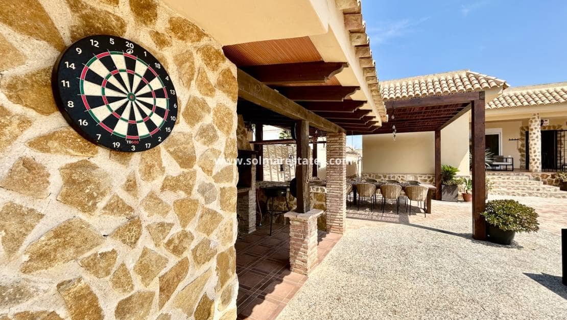 5 Zimmer Villa zu verkaufen in La Zenia mit Pool - 840.000 € (Ref: 9941263)