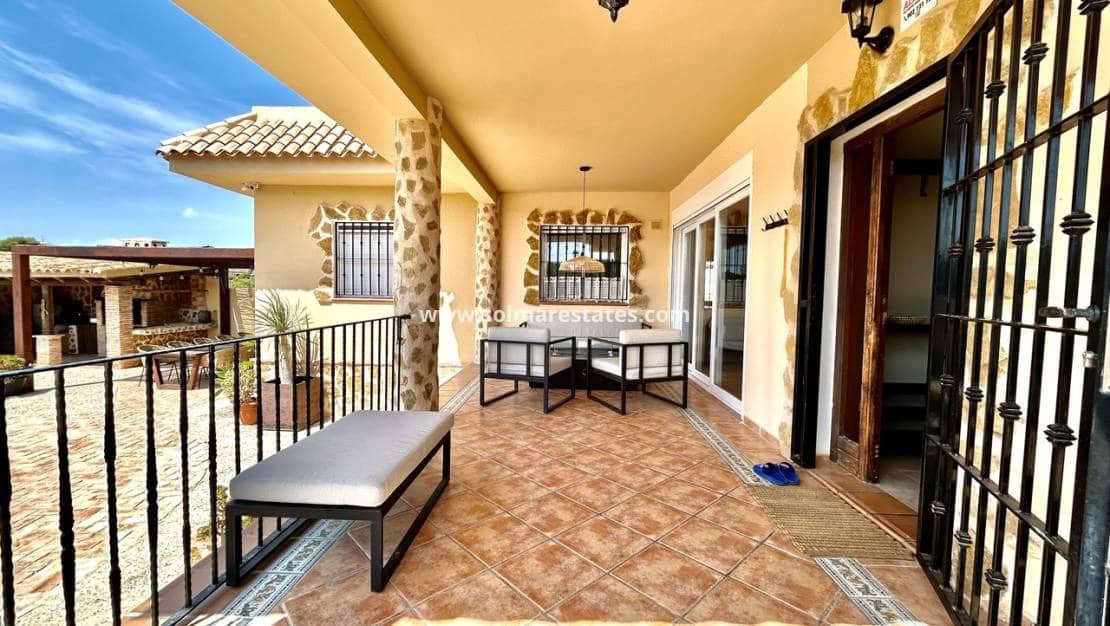 5 Zimmer Villa zu verkaufen in La Zenia mit Pool - 840.000 € (Ref: 9941263)