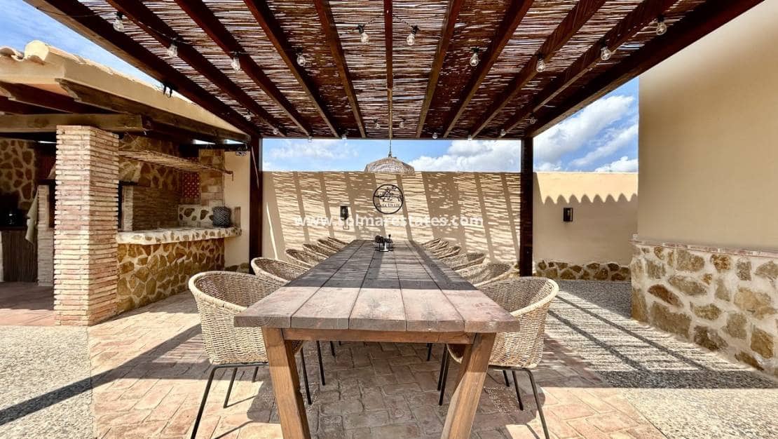 5 Zimmer Villa zu verkaufen in La Zenia mit Pool - 840.000 € (Ref: 9941263)