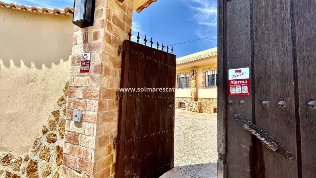 5 Zimmer Villa zu verkaufen in La Zenia mit Pool - 840.000 € (Ref: 9941263)