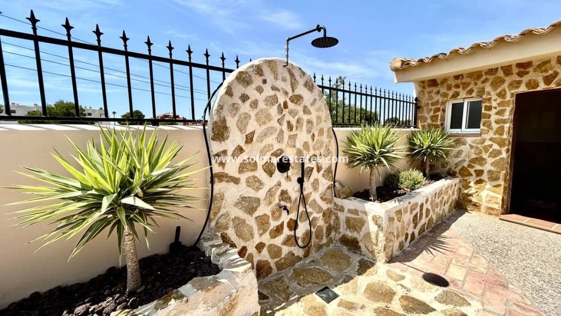 5 Zimmer Villa zu verkaufen in La Zenia mit Pool - 840.000 € (Ref: 9941263)