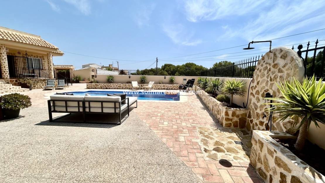 5 Zimmer Villa zu verkaufen in La Zenia mit Pool - 840.000 € (Ref: 9941263)