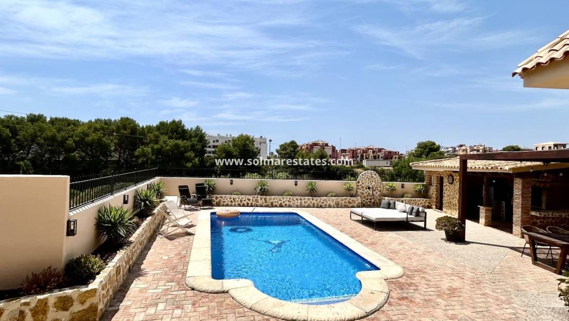 5 Zimmer Villa zu verkaufen in La Zenia mit Pool - 840.000 € (Ref: 9941263)