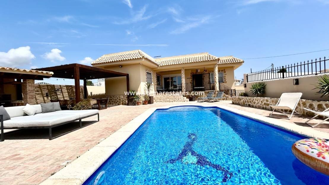 5 Zimmer Villa zu verkaufen in La Zenia mit Pool - 840.000 € (Ref: 9941263)