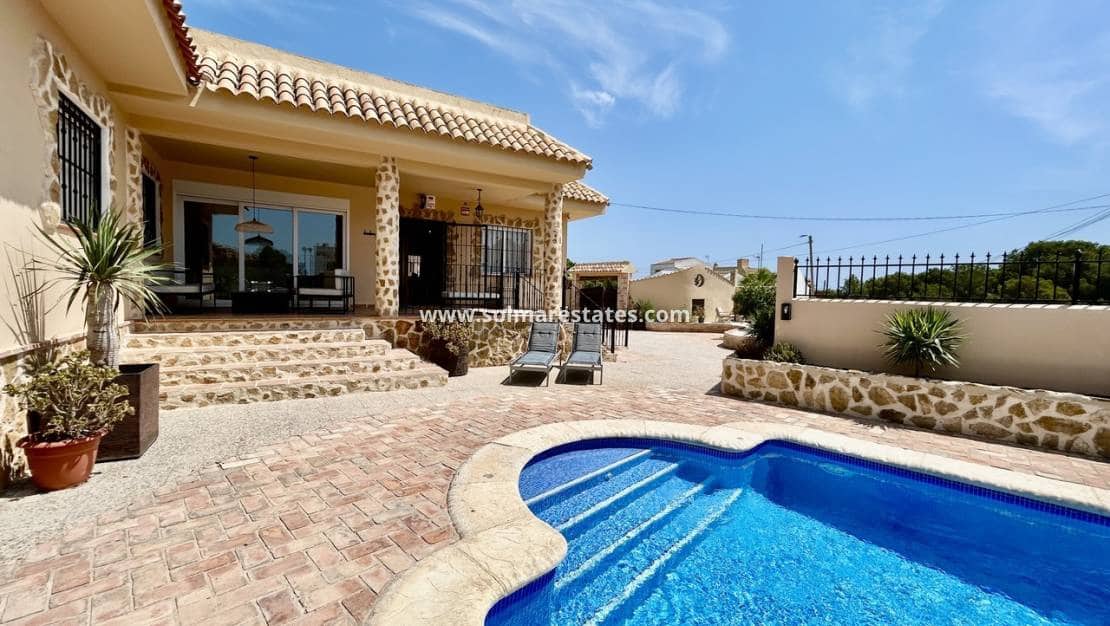 5 Zimmer Villa zu verkaufen in La Zenia mit Pool - 840.000 € (Ref: 9941263)