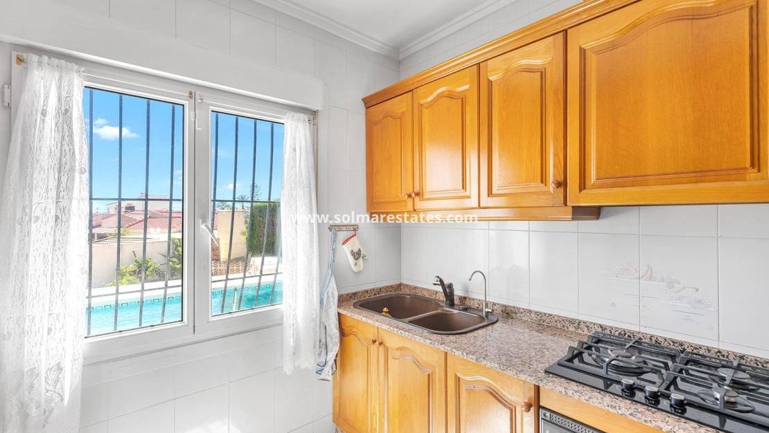 4 Zimmer Villa zu verkaufen in Dona Pepa mit Pool - 495.000 € (Ref: 9944667)