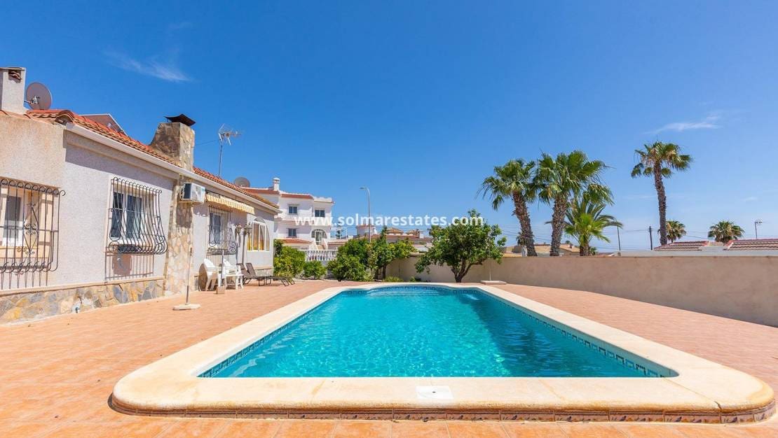 4 Zimmer Villa zu verkaufen in Dona Pepa mit Pool - 495.000 € (Ref: 9944667)