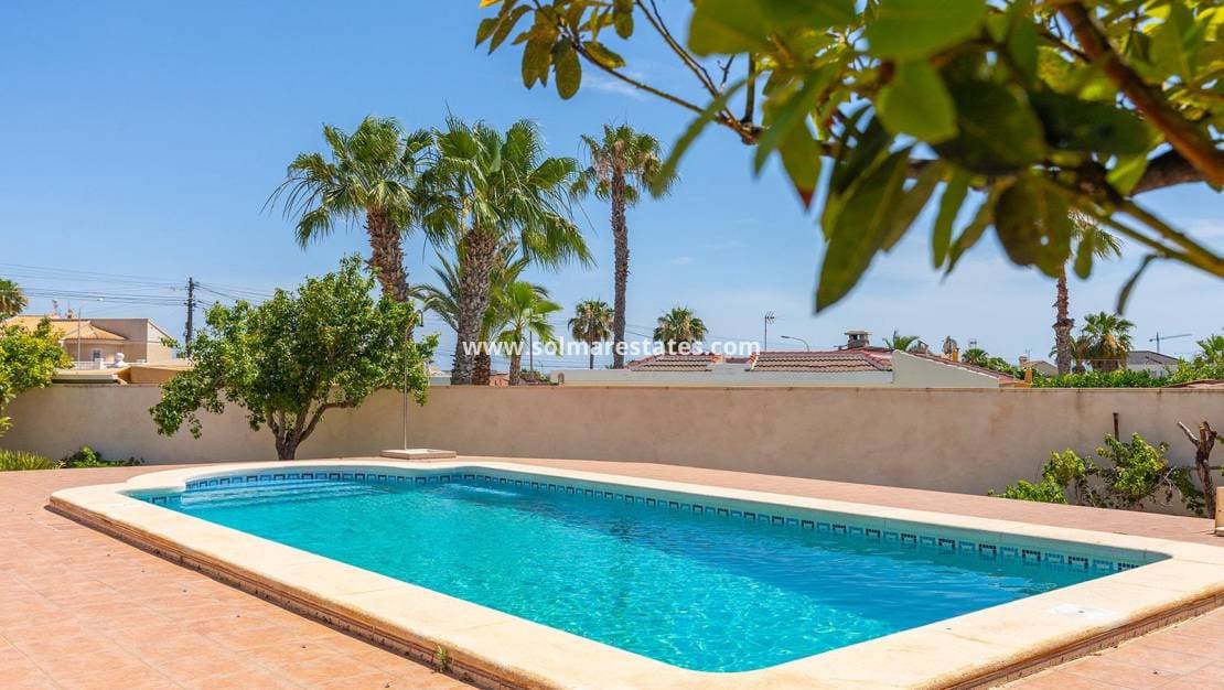 4 Zimmer Villa zu verkaufen in Dona Pepa mit Pool - 495.000 € (Ref: 9944667)