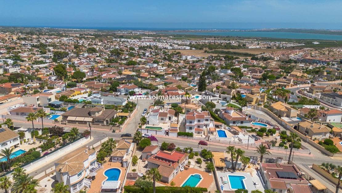 4 Zimmer Villa zu verkaufen in Dona Pepa mit Pool - 495.000 € (Ref: 9944667)
