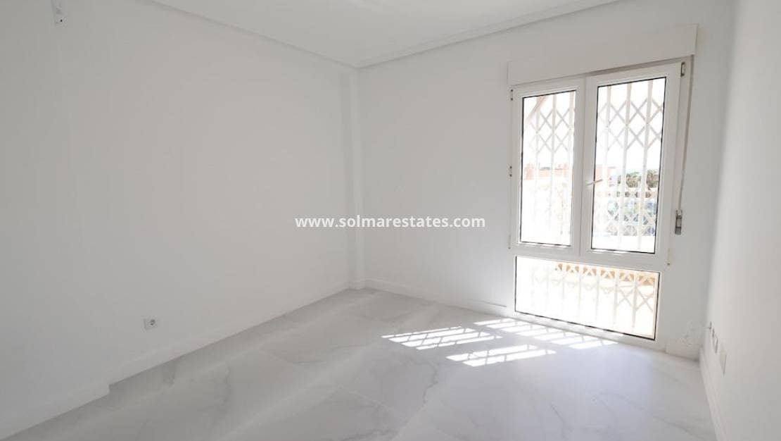 2 Zimmer Apartment zu verkaufen in Cabo Roig - 239.000 € (Ref: 9944840)