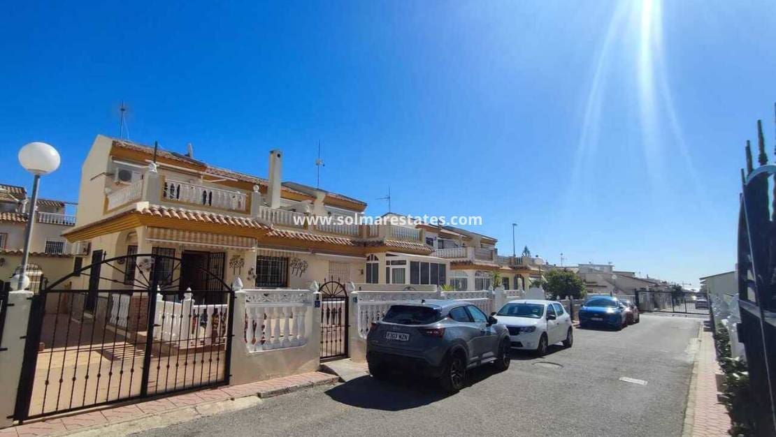 3 soverom Kjedet enebolig til salgs i Playa Flamenca med svømmebasseng - € 295 000 (Ref: 9946005)