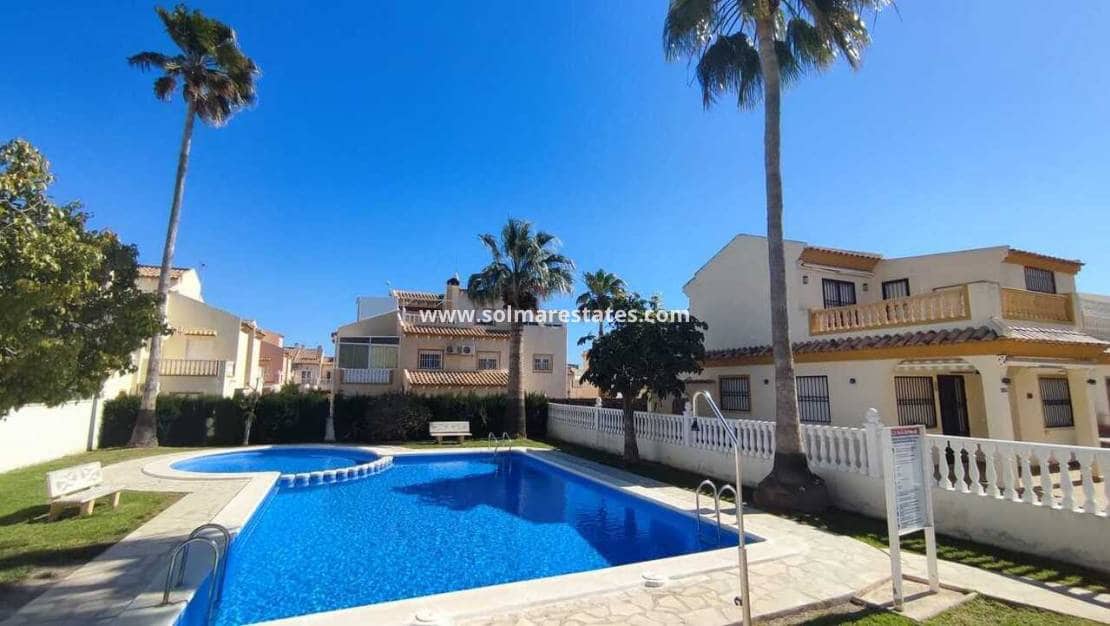 3 soverom Kjedet enebolig til salgs i Playa Flamenca med svømmebasseng - € 295 000 (Ref: 9946005)