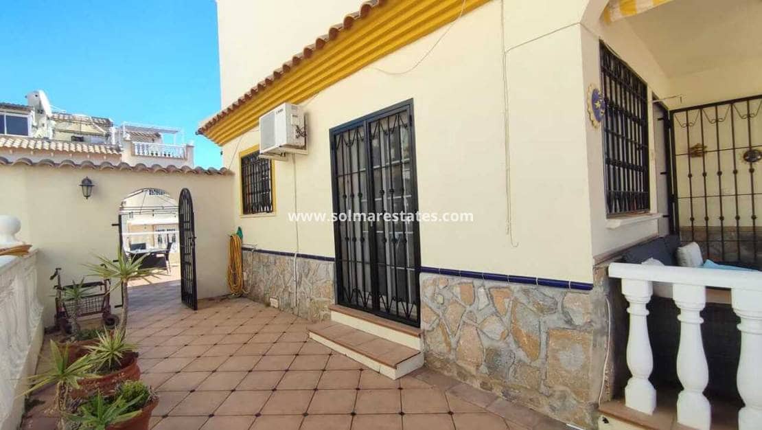 3 soverom Kjedet enebolig til salgs i Playa Flamenca med svømmebasseng - € 295 000 (Ref: 9946005)