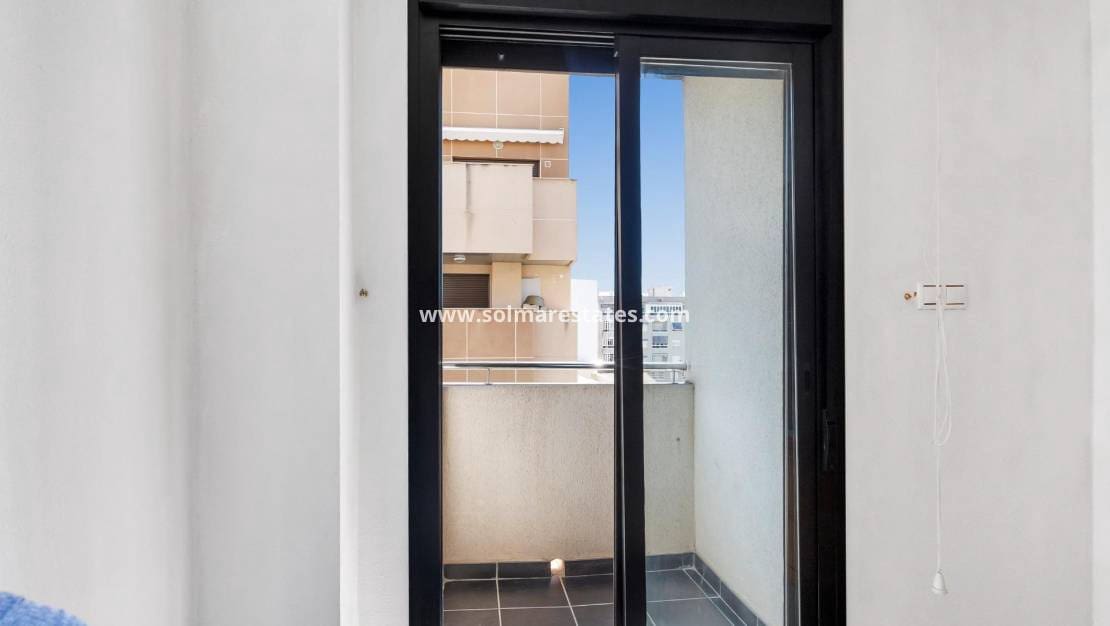 2 sovrum Lägenhet till salu i Torrevieja - 139 900 € (Ref: 9946322)