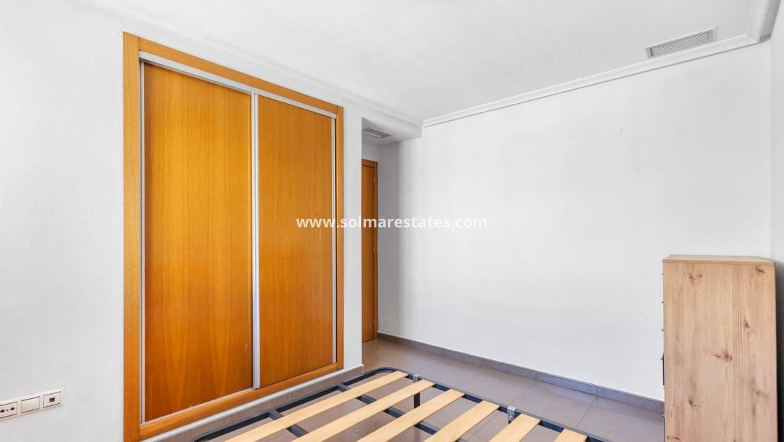 2 sovrum Lägenhet till salu i Torrevieja - 139 900 € (Ref: 9946322)