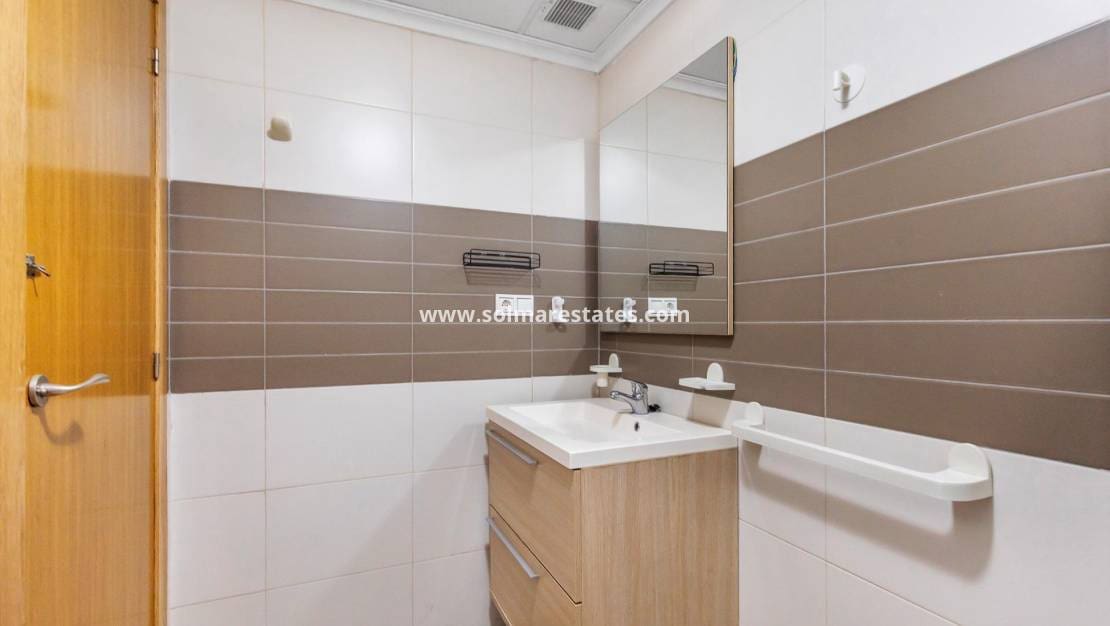 2 sovrum Lägenhet till salu i Torrevieja - 139 900 € (Ref: 9946322)