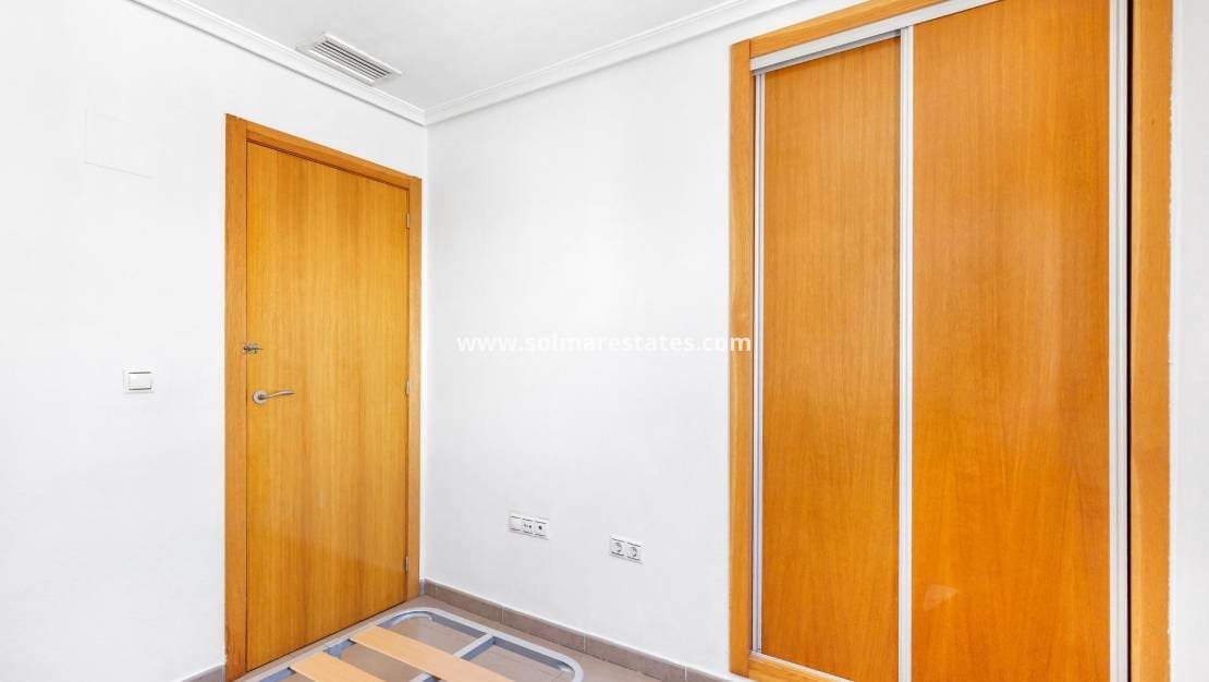 2 sovrum Lägenhet till salu i Torrevieja - 139 900 € (Ref: 9946322)