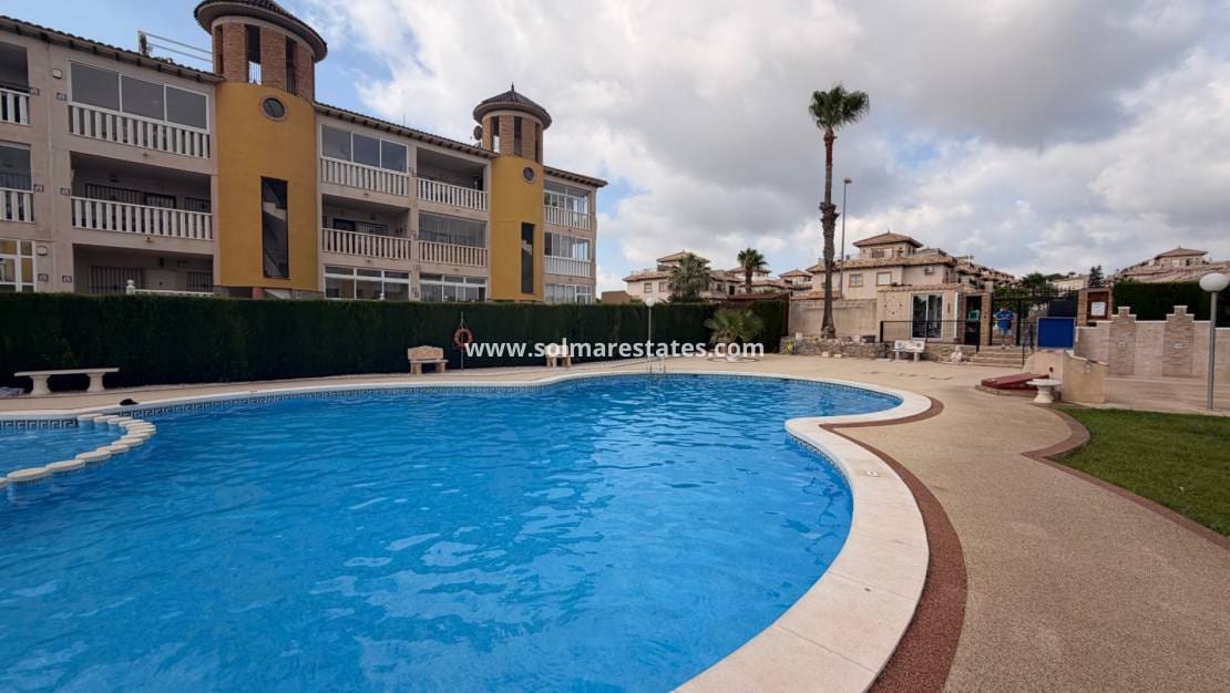 2 soveværelse Lejlighed til salg i Villamartin med swimmingpool - € 135.000 (Ref: 9948541)