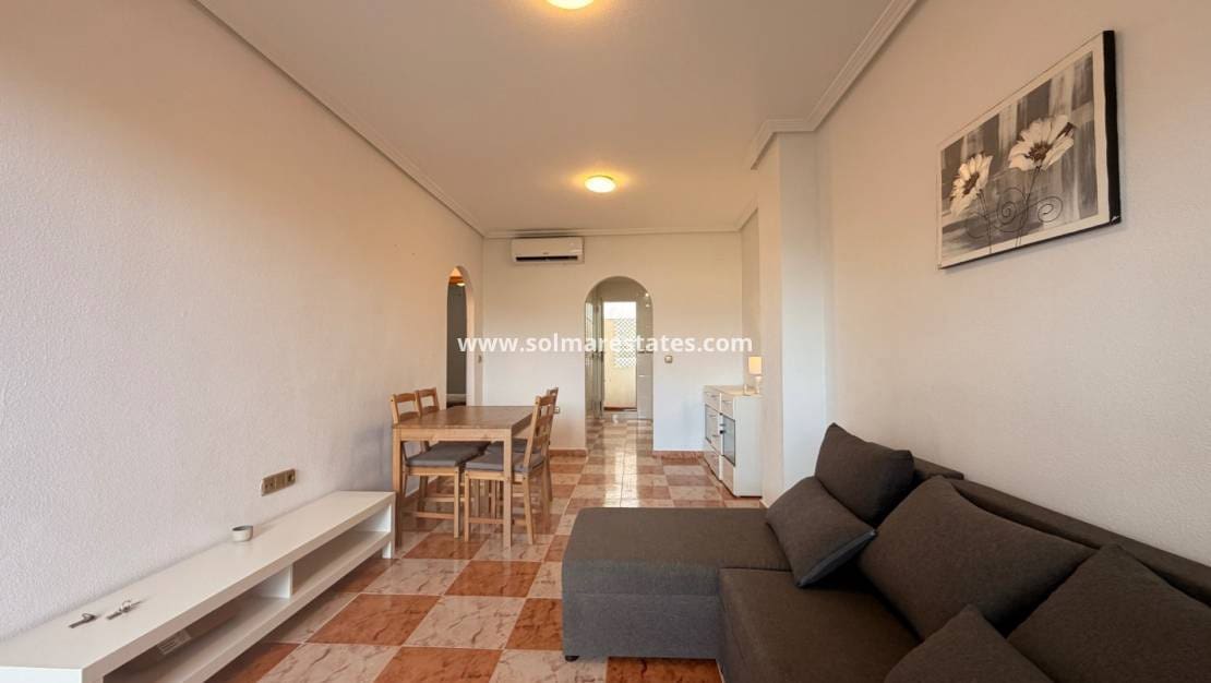 2 soveværelse Lejlighed til salg i Villamartin med swimmingpool - € 135.000 (Ref: 9948541)