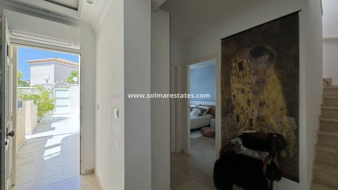 3 slaapkamer Villa te koop in Villamartin met zwembad - € 579.995 (Ref: 9948545)