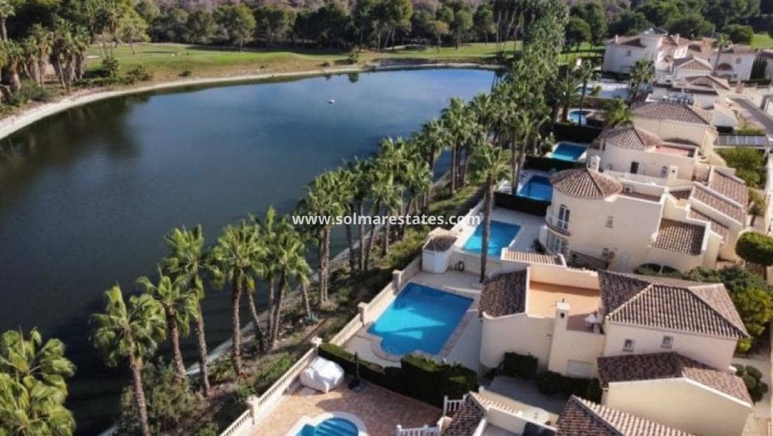 3 slaapkamer Villa te koop in Villamartin met zwembad - € 579.995 (Ref: 9948545)