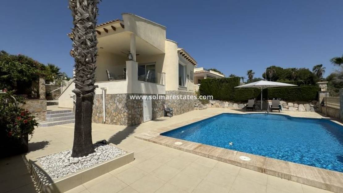 3 slaapkamer Villa te koop in Villamartin met zwembad - € 579.995 (Ref: 9948545)
