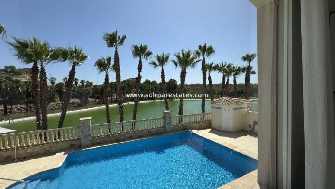 3 slaapkamer Villa te koop in Villamartin met zwembad - € 579.995 (Ref: 9948545)