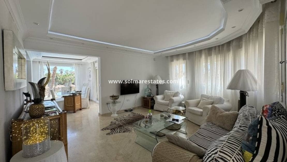 3 slaapkamer Villa te koop in Villamartin met zwembad - € 579.995 (Ref: 9948545)