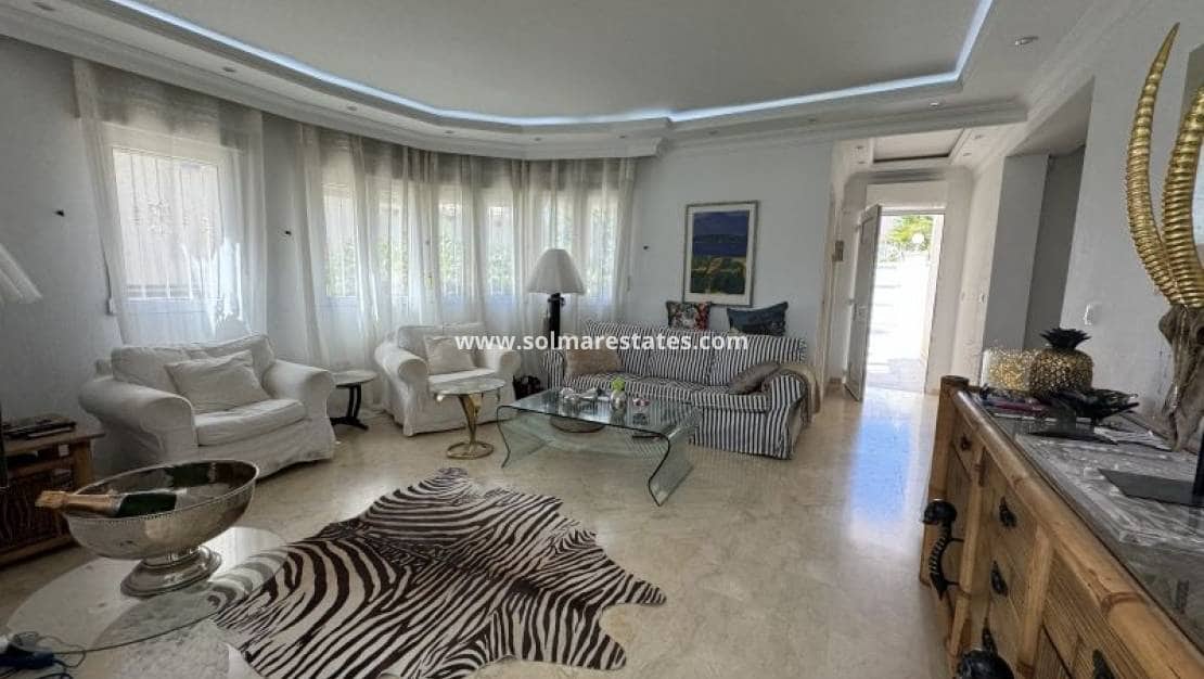 3 slaapkamer Villa te koop in Villamartin met zwembad - € 579.995 (Ref: 9948545)