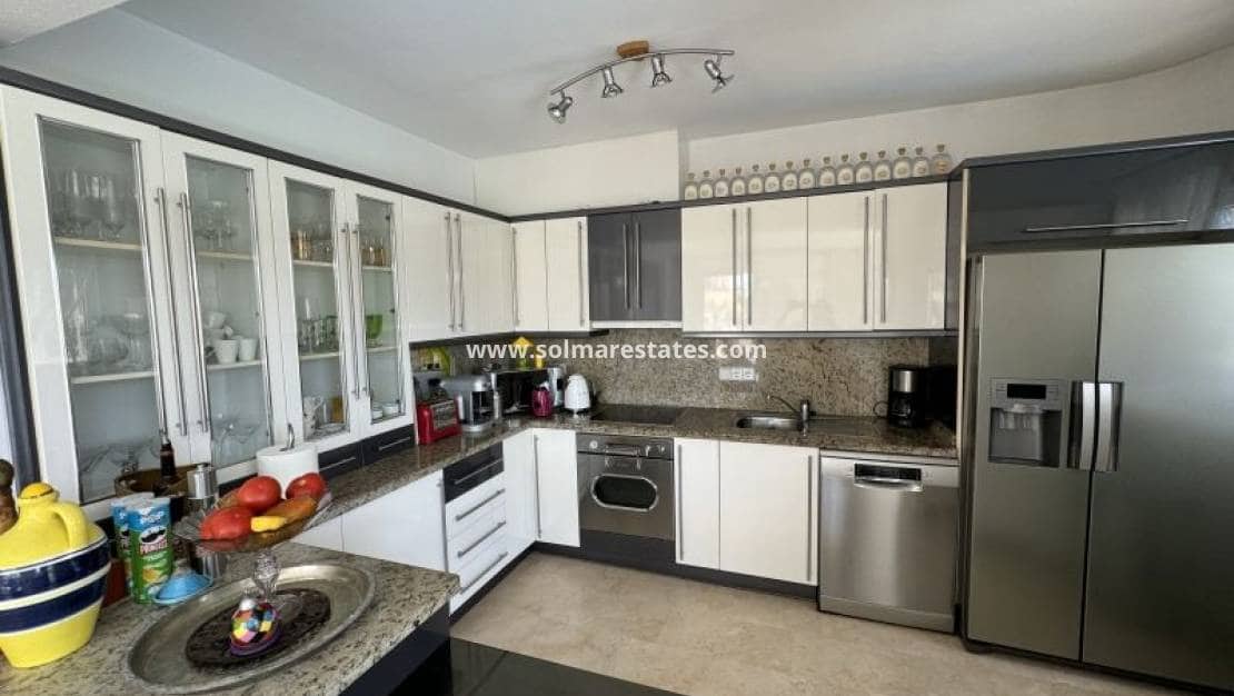 3 slaapkamer Villa te koop in Villamartin met zwembad - € 579.995 (Ref: 9948545)