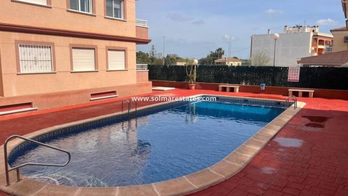 2 bedroom Apartment for sale in Algorfa with pool - € 135,000 (Ref: 9948546)