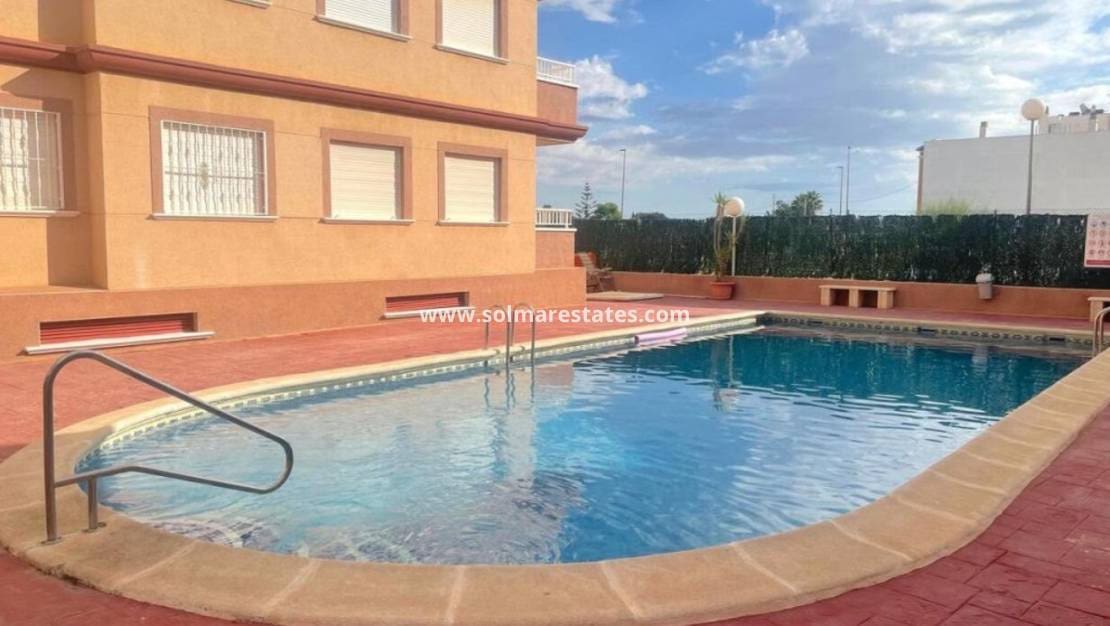 2 bedroom Apartment for sale in Algorfa with pool - € 135,000 (Ref: 9948546)