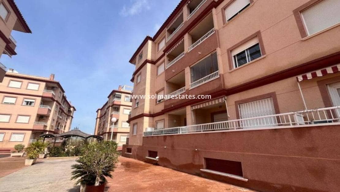 2 bedroom Apartment for sale in Algorfa with pool - € 135,000 (Ref: 9948546)