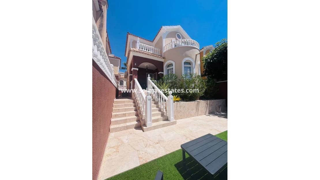 3 chambre Villa/Maison à vendre à Villamartin avec piscine - 250 000 € (Ref: 9948829)