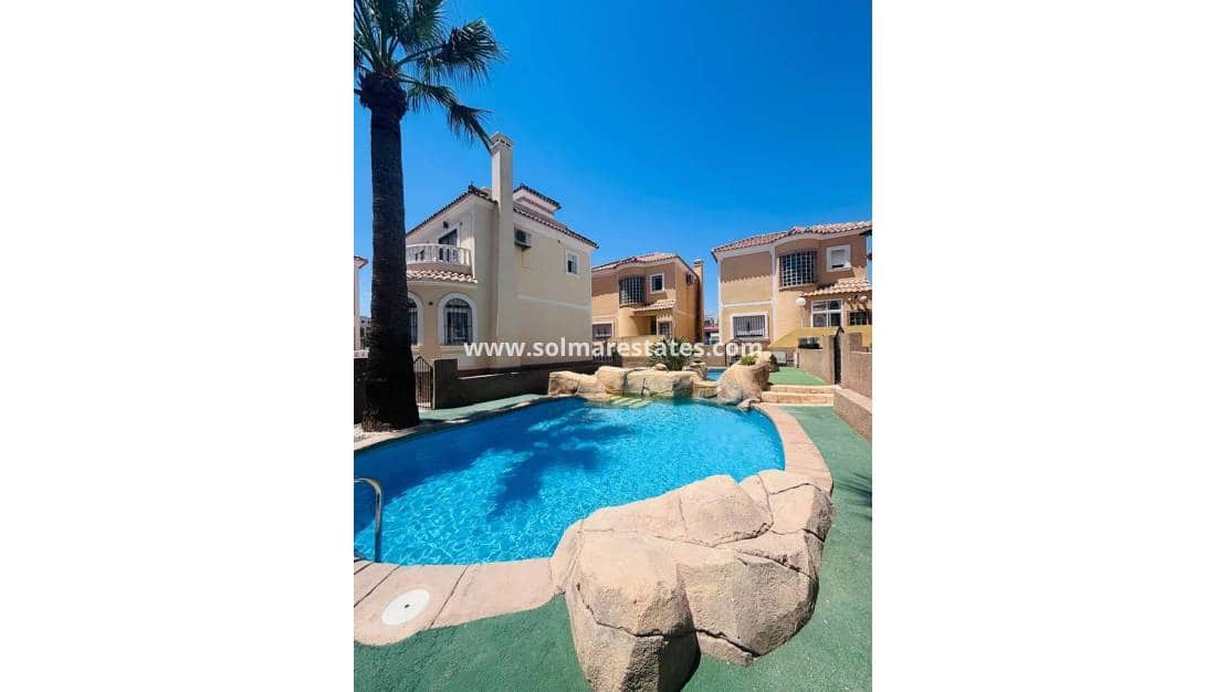 3 chambre Villa/Maison à vendre à Villamartin avec piscine - 250 000 € (Ref: 9948829)