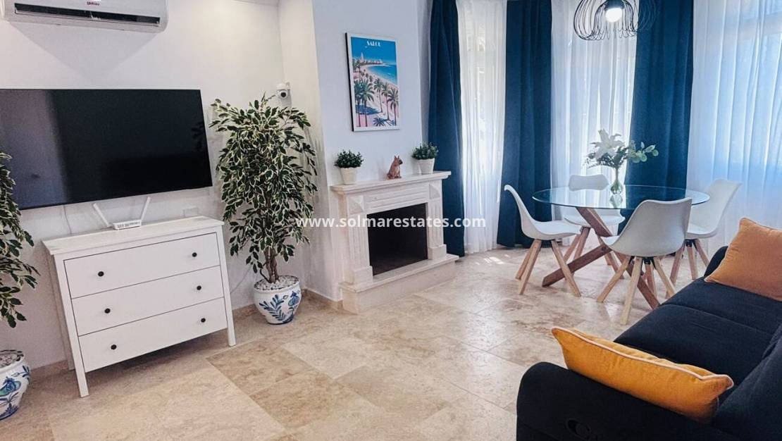 3 chambre Villa/Maison à vendre à Villamartin avec piscine - 250 000 € (Ref: 9948829)