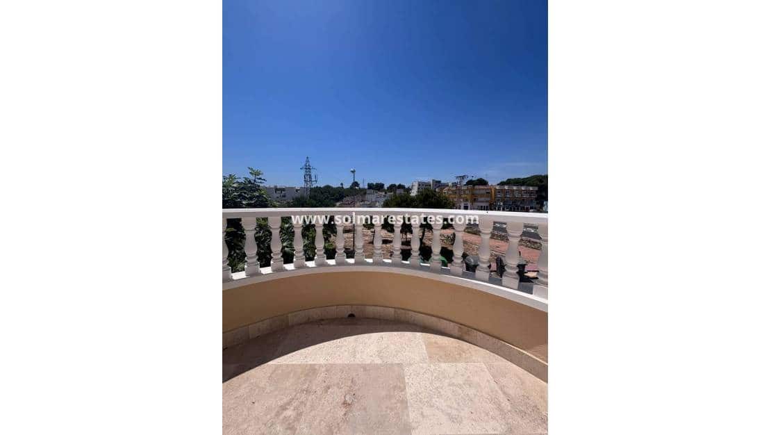 3 chambre Villa/Maison à vendre à Villamartin avec piscine - 250 000 € (Ref: 9948829)