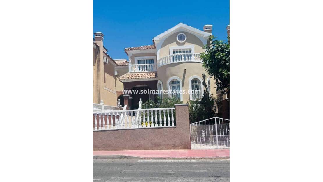 3 chambre Villa/Maison à vendre à Villamartin avec piscine - 250 000 € (Ref: 9948829)