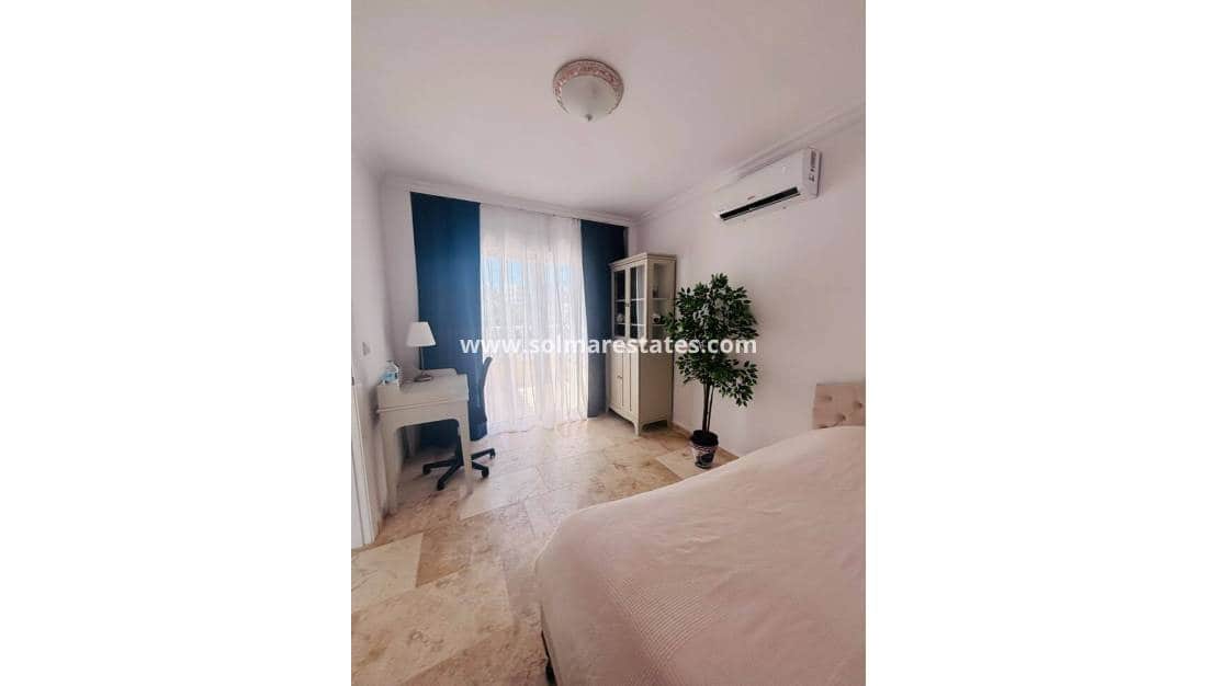 3 chambre Villa/Maison à vendre à Villamartin avec piscine - 250 000 € (Ref: 9948829)