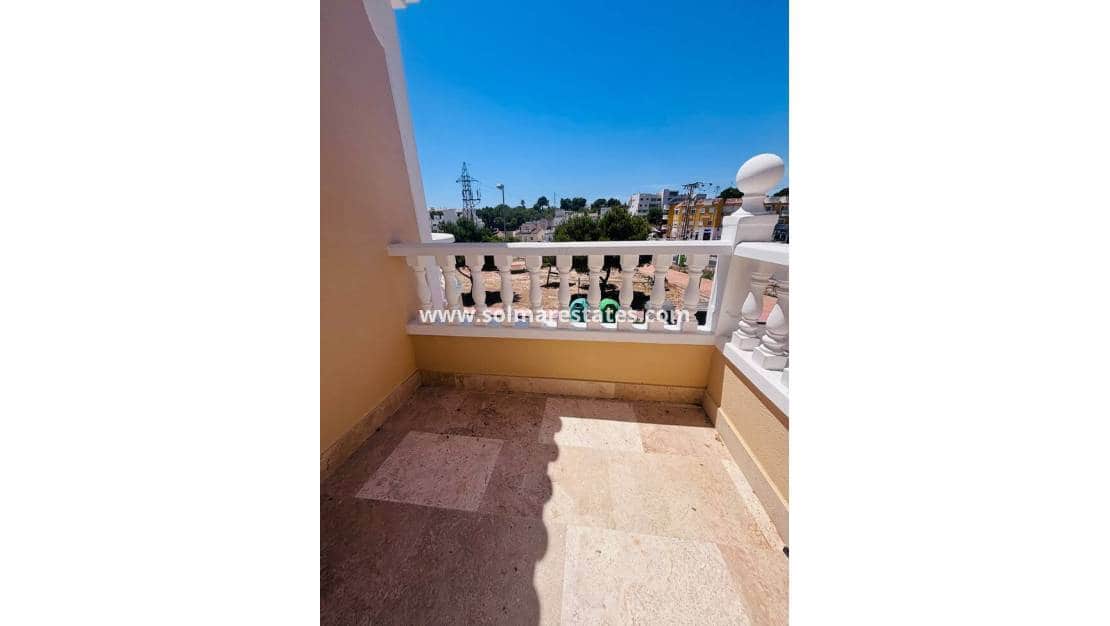 3 chambre Villa/Maison à vendre à Villamartin avec piscine - 250 000 € (Ref: 9948829)