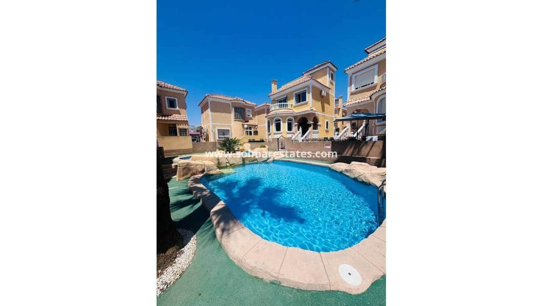 3 chambre Villa/Maison à vendre à Villamartin avec piscine - 250 000 € (Ref: 9948829)