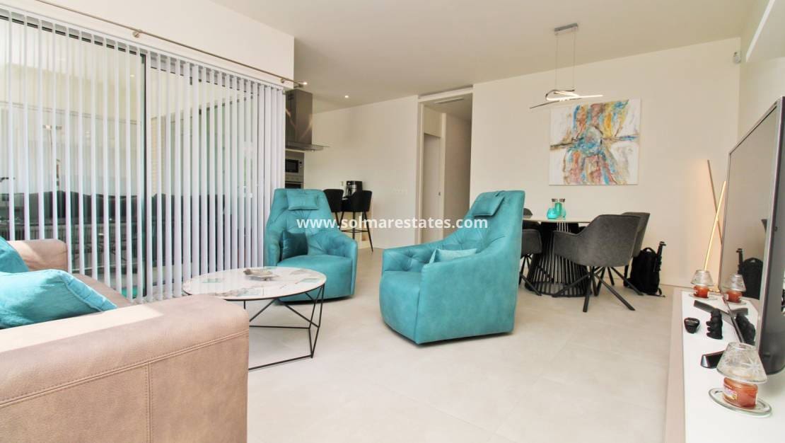 Apartamento de 2 habitaciones en Villamartin en venta con piscina - 249.950 € (Ref: 9948961)