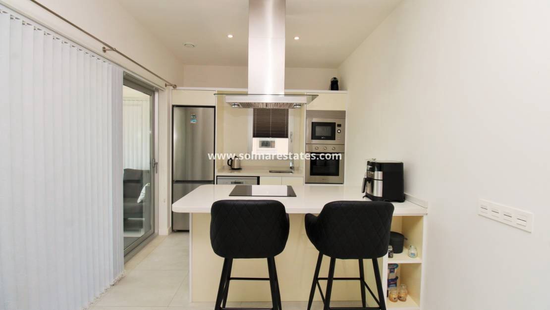Apartamento de 2 habitaciones en Villamartin en venta con piscina - 249.950 € (Ref: 9948961)