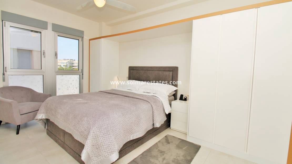 Apartamento de 2 habitaciones en Villamartin en venta con piscina - 249.950 € (Ref: 9948961)