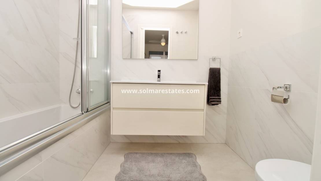 Apartamento de 2 habitaciones en Villamartin en venta con piscina - 249.950 € (Ref: 9948961)