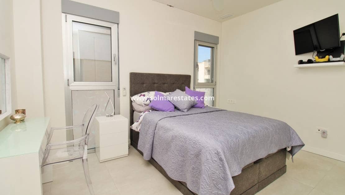 Apartamento de 2 habitaciones en Villamartin en venta con piscina - 249.950 € (Ref: 9948961)