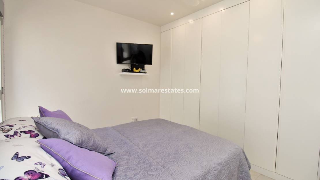 Apartamento de 2 habitaciones en Villamartin en venta con piscina - 249.950 € (Ref: 9948961)