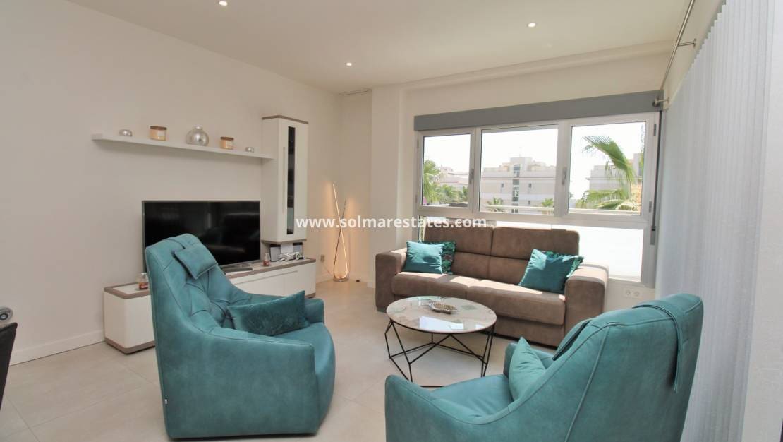 Apartamento de 2 habitaciones en Villamartin en venta con piscina - 249.950 € (Ref: 9948961)