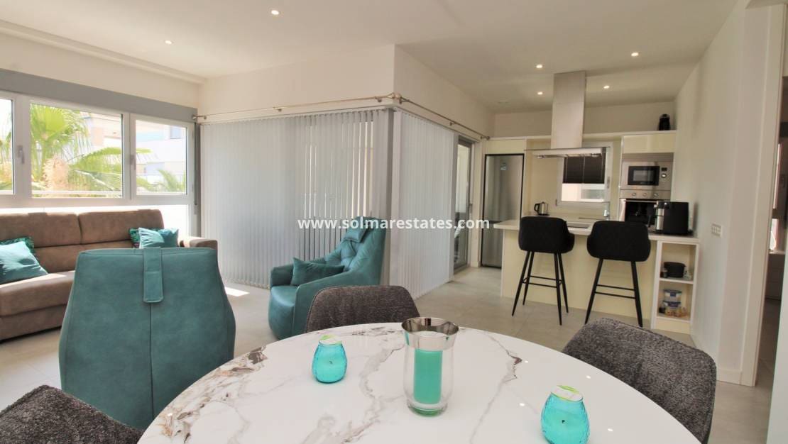 Apartamento de 2 habitaciones en Villamartin en venta con piscina - 249.950 € (Ref: 9948961)